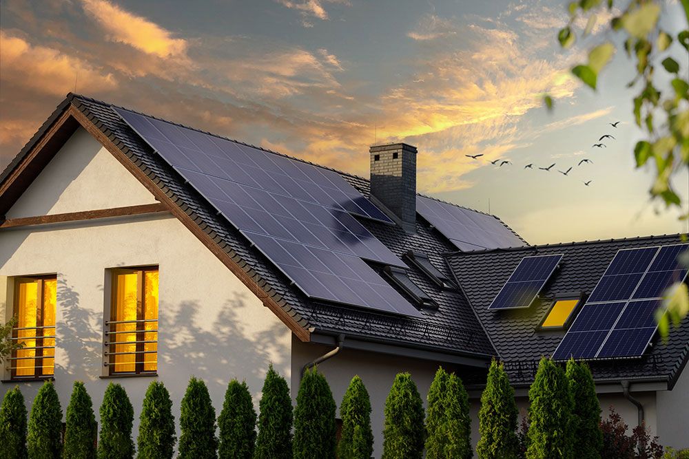 Haus mit PV-Anlage bei Sonnenuntergang